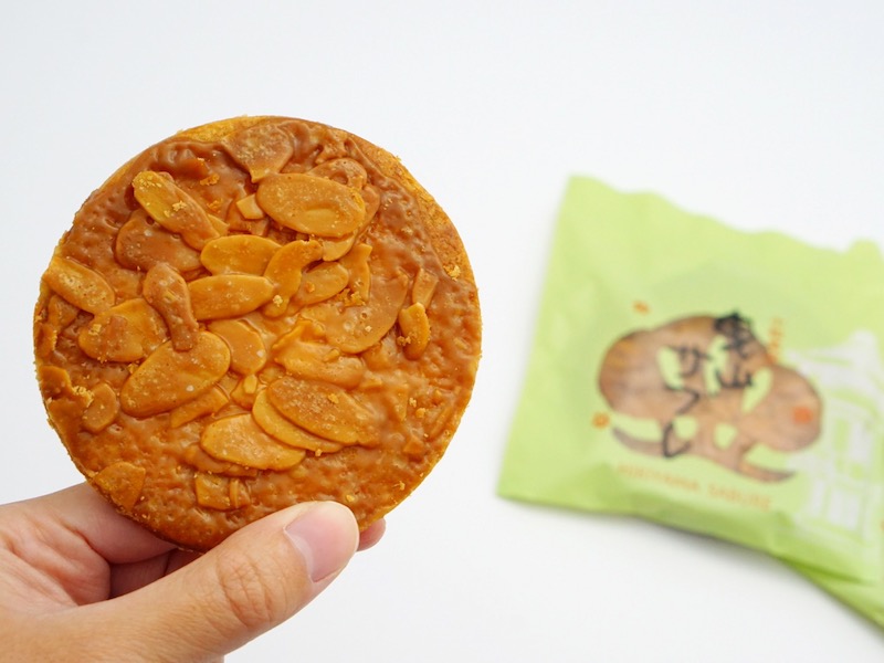 山上福寿堂 曳山サブレ 手で持ったところ