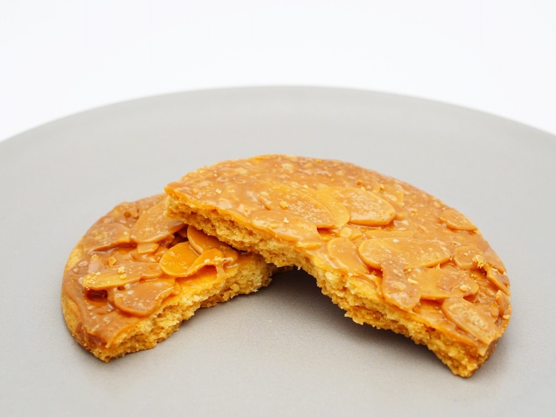 山上福寿堂 曳山サブレ 割ったところ