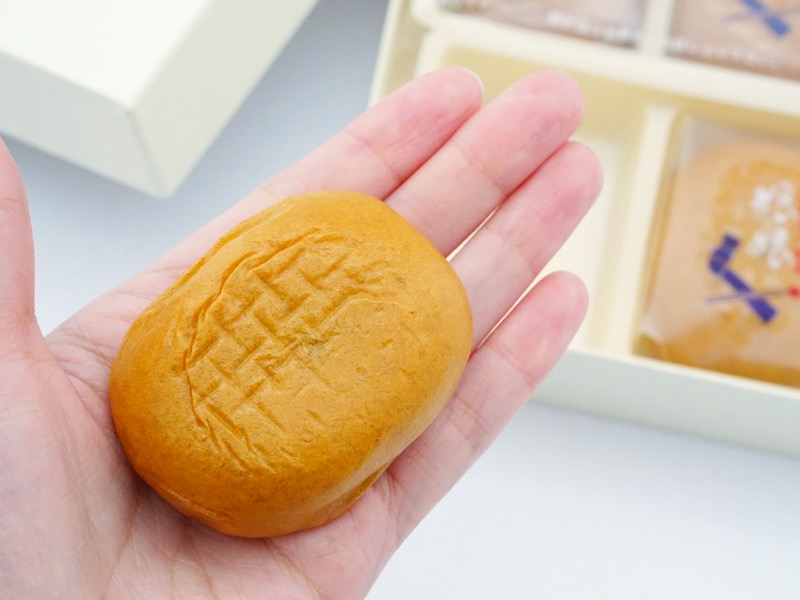 山中石川屋 娘娘万頭 手で持ったところ