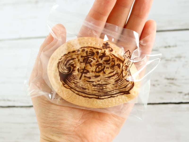 あわび最中　手に持ったところ