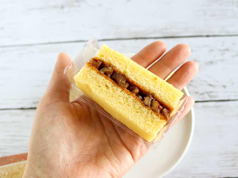 マルセイバターサンドくるみ　手に持ったところ