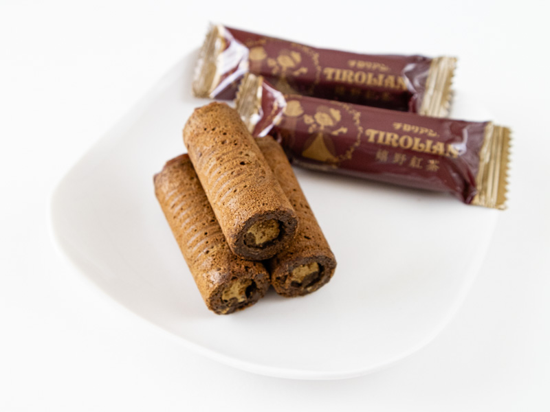 嬉野紅茶チロリアンをお皿に並べたところ