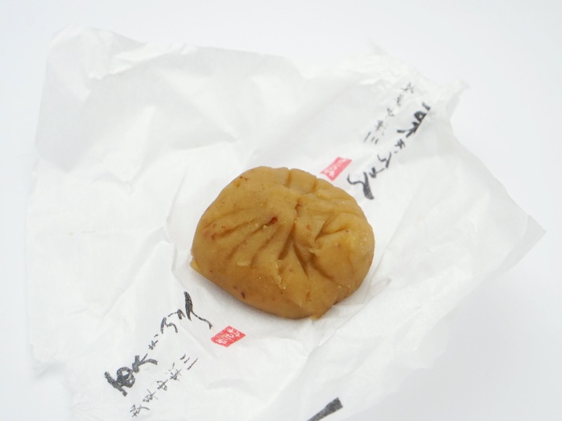 ちこり村 中津川 栗きんとん 個包装を開けたところ