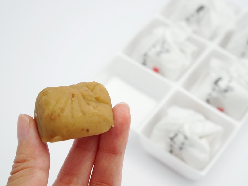 ちこり村 中津川 栗きんとん 手に持ったところ