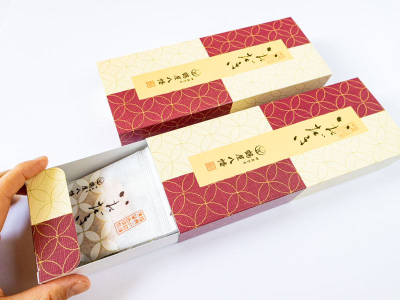 鶴屋八幡 いただき箱を開封する様子
