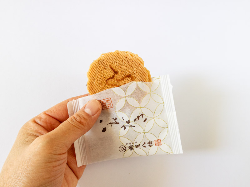 鶴屋八幡 いただき個包装を開封するところ