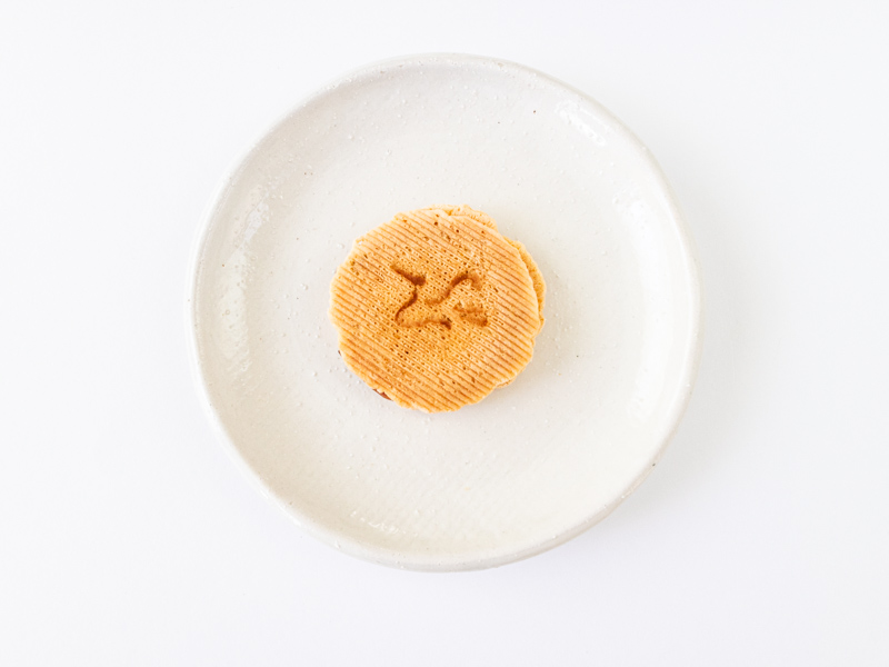 鶴屋八幡 いただきお皿に乗せたところ