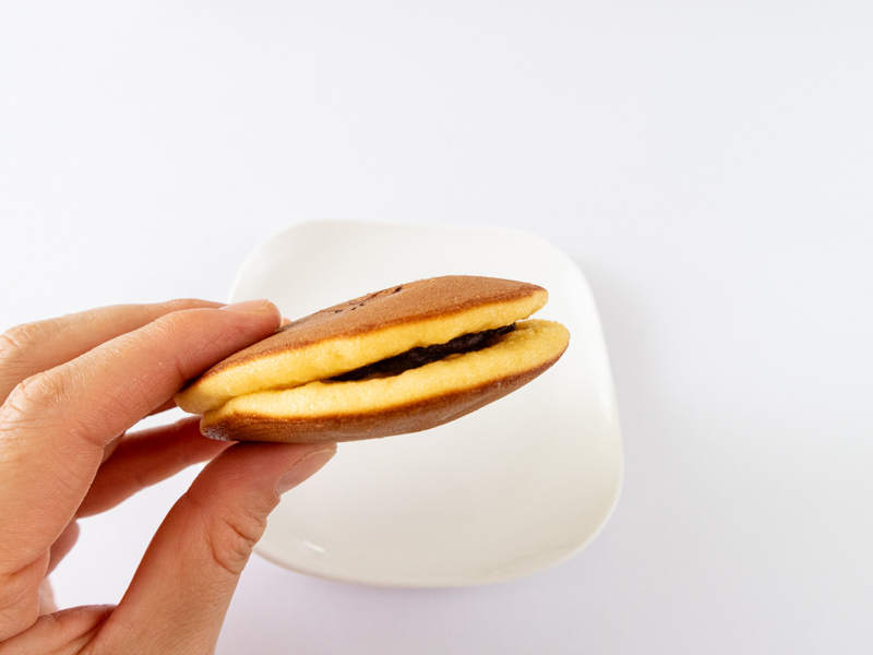 鶴屋八幡 どら焼き 舞鶴 横から見たところ