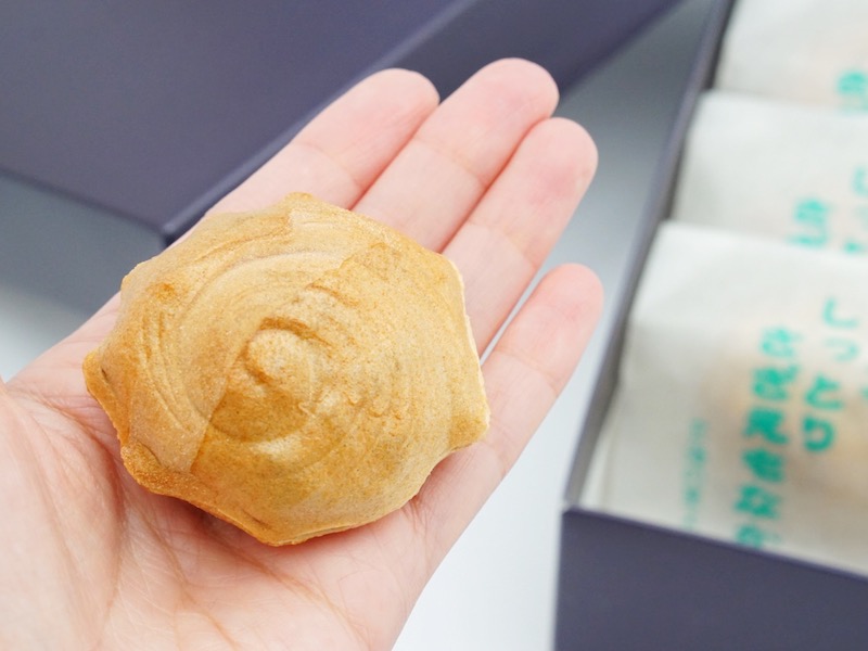 前川菓子屋 しっとりさざえもなか 手に乗せたところ