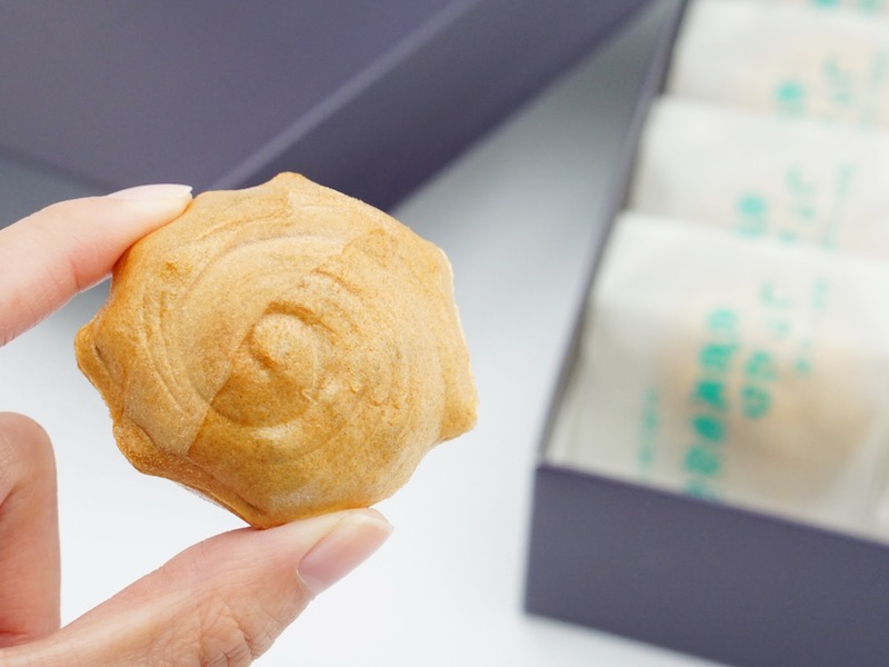 前川菓子屋 しっとりさざえもなか 手で持ったところ