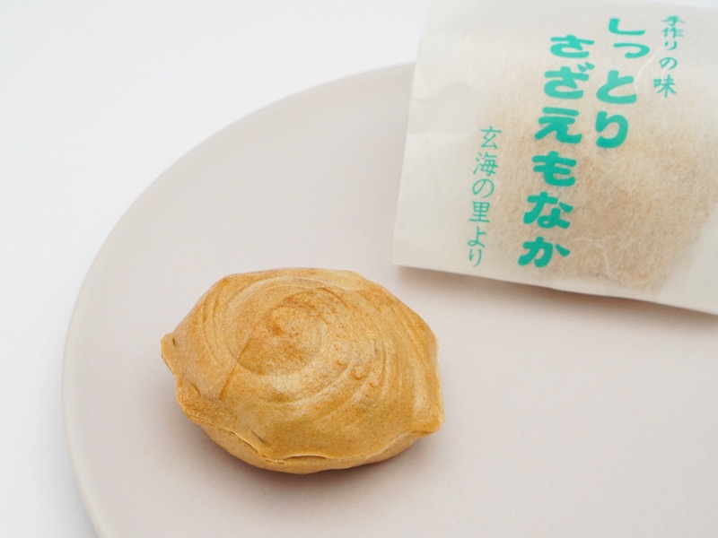 前川菓子屋 しっとりさざえもなか お皿に出したところ