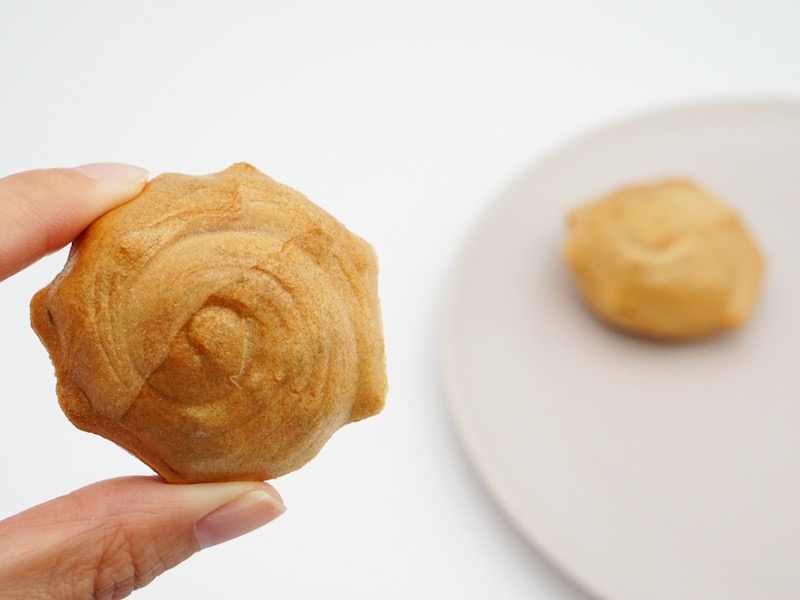 前川菓子屋 しっとりさざえもなか アップ