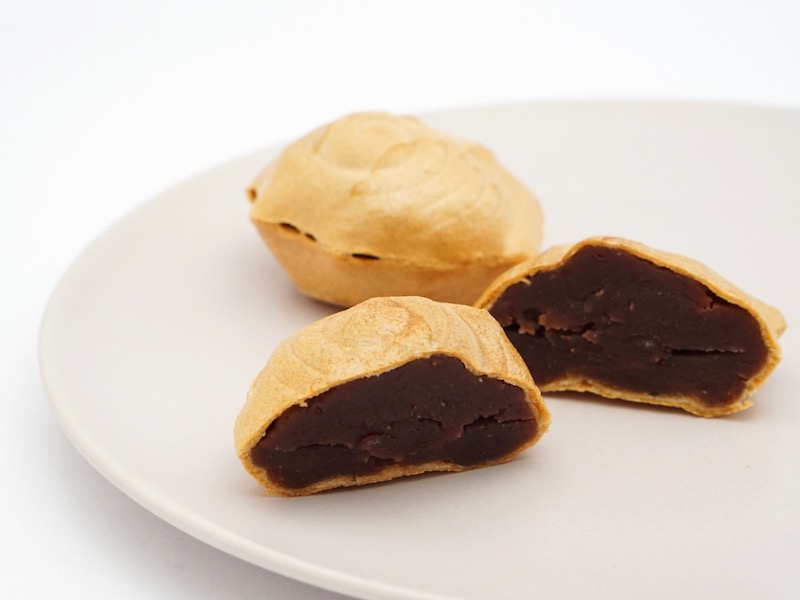 前川菓子屋 しっとりさざえもなか 半分にしたところ