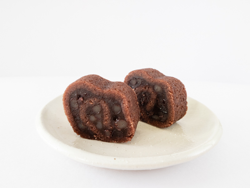 俵屋吉富 雲龍 お皿に乗せたところ