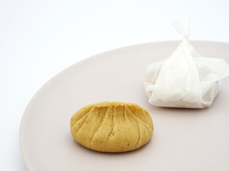 日向利久庵 栗きんとん お皿にのせたところ