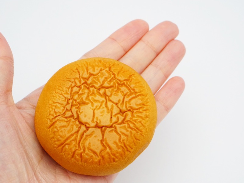 月寒あんぱん本舗 寒月 手のひらにのせたところ