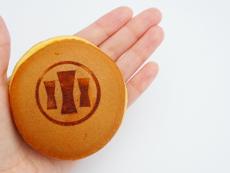 木付や どら焼き(バター入り) 手に乗せたところ