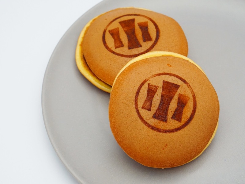 木付や どら焼き(バター入り) お皿にのせたところ