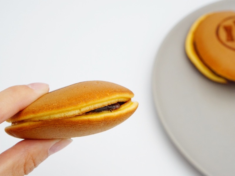 木付や どら焼き(バター入り) 手に持ったところ