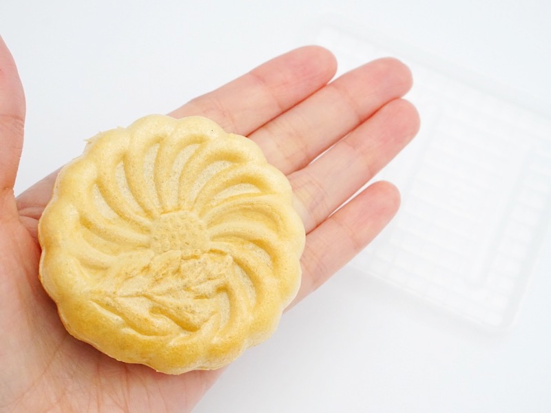 木付や 最中 手に乗せたところ