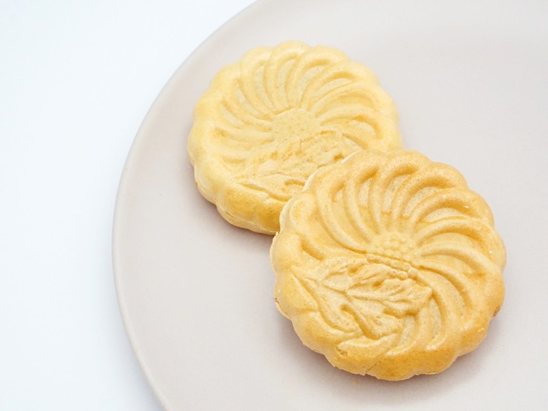 木付や 最中 お皿にのせたところ