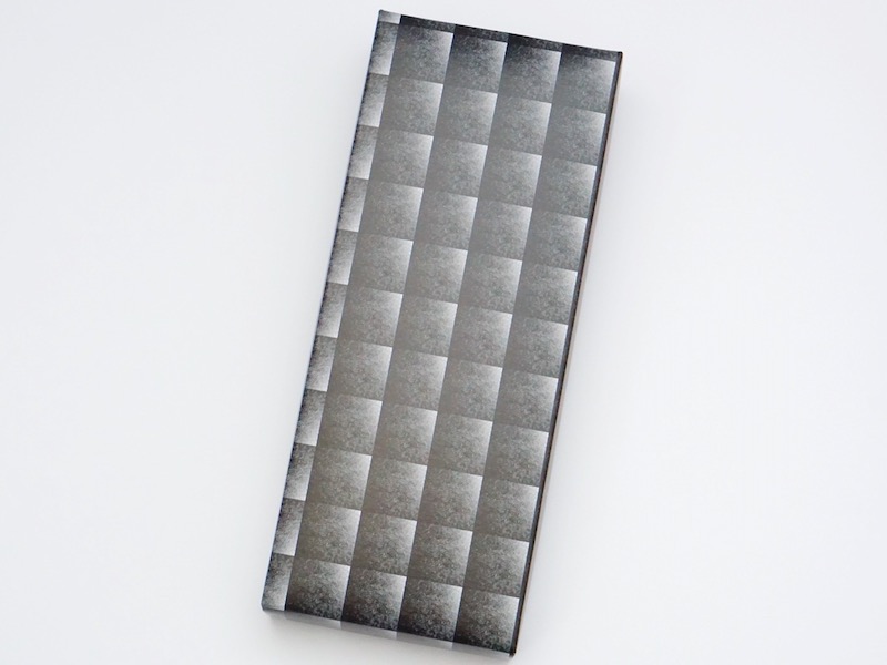 極みのとり天せんべい 包装紙をはがしたところ