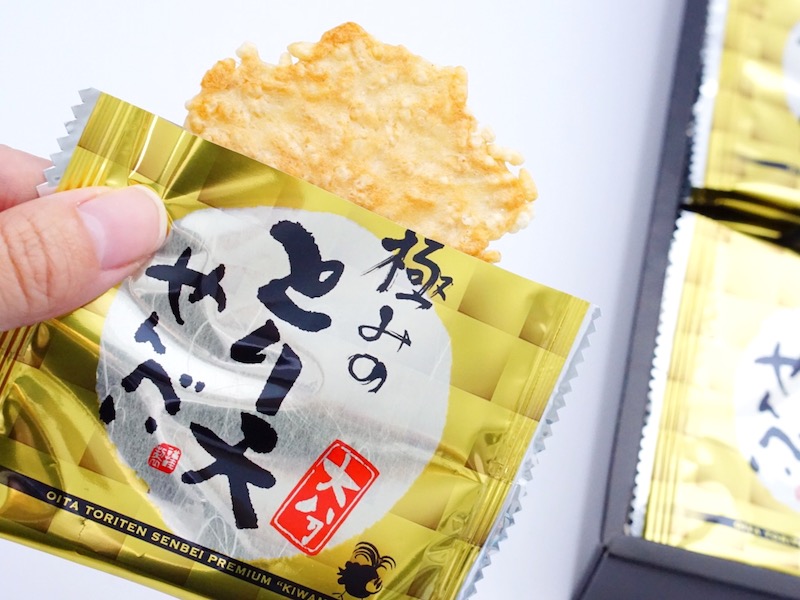 極みのとり天せんべい 個包装を開けたところ