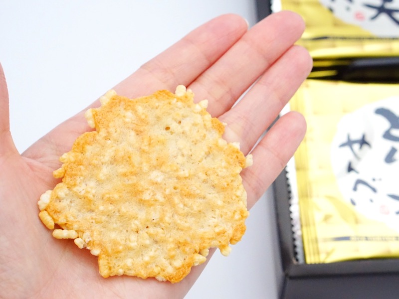 極みのとり天せんべい 手のひらにのせたところ