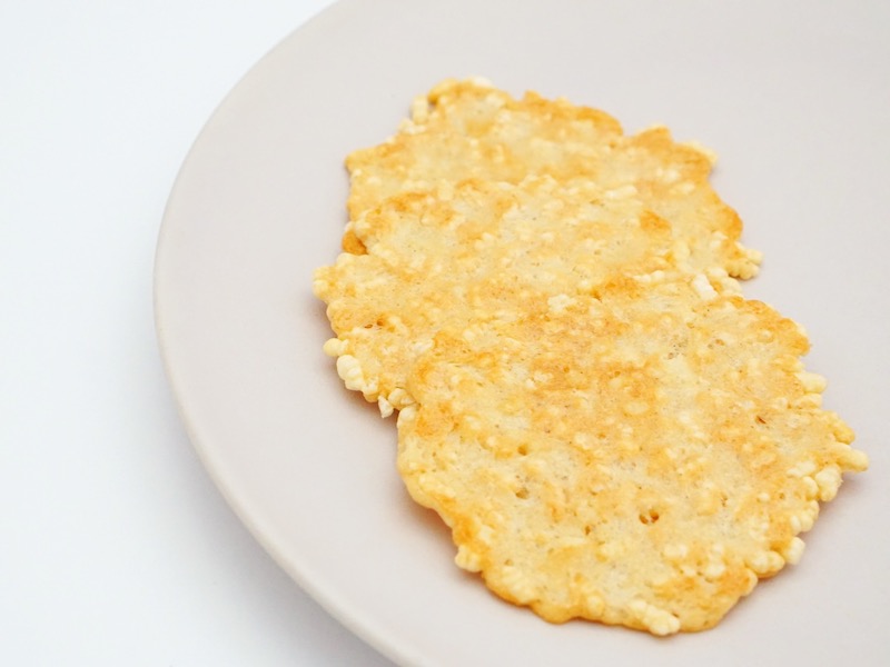 極みのとり天せんべい お皿にのせたところ