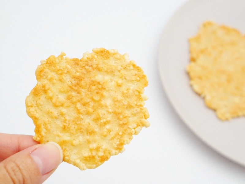 極みのとり天せんべい 手に持ったところ