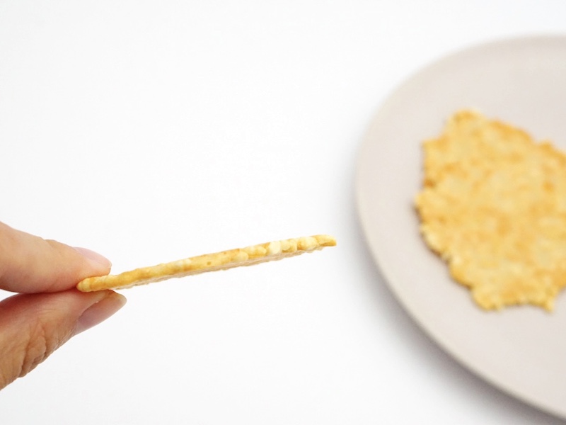 極みのとり天せんべい 薄さ