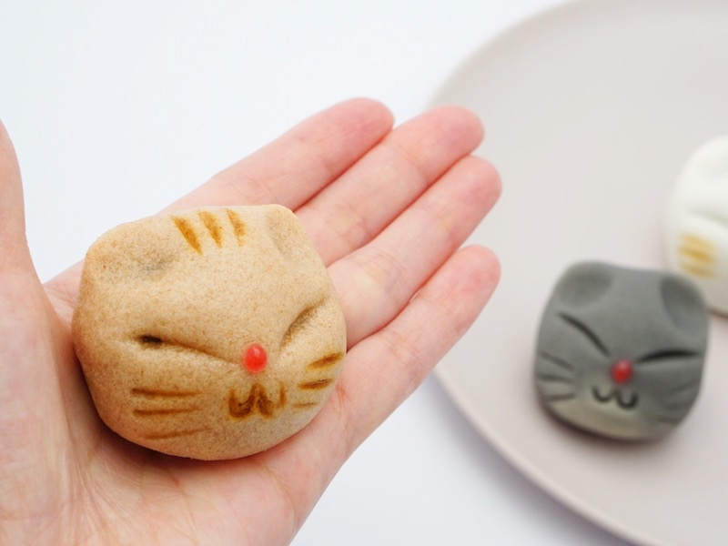 にゃんこまんじゅう 手のひらにのせたところ