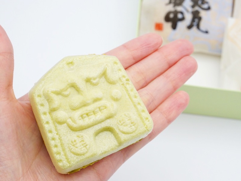 親玉本舗 鬼瓦最中 手のひらにのせたところ