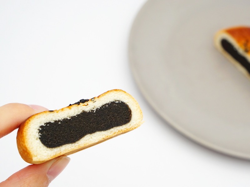 月寒あんぱん本舗 月寒あんぱん 黒胡麻あんの断面