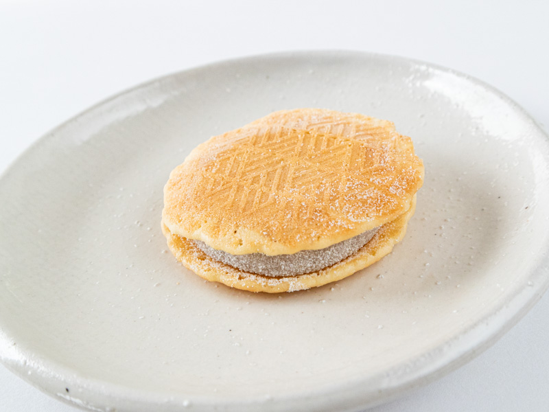 お菓子のうめだ わらび野 お皿に乗せたところ