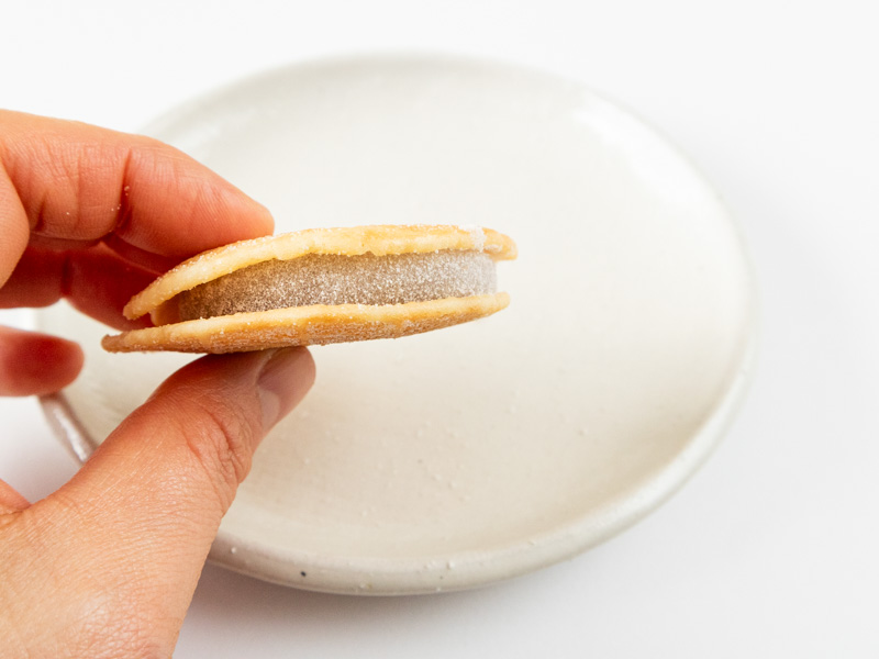 お菓子のうめだ わらび野 せんべいに挟まれた餅