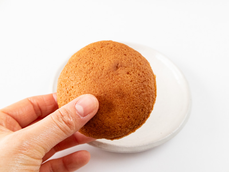 中津合わせボーロを食べるところ