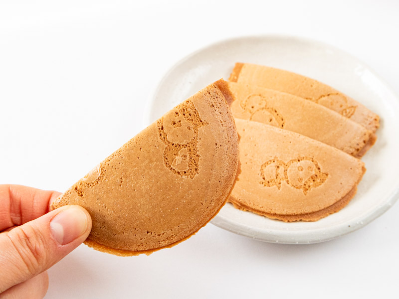 はちみつ煎餅を食べるところ