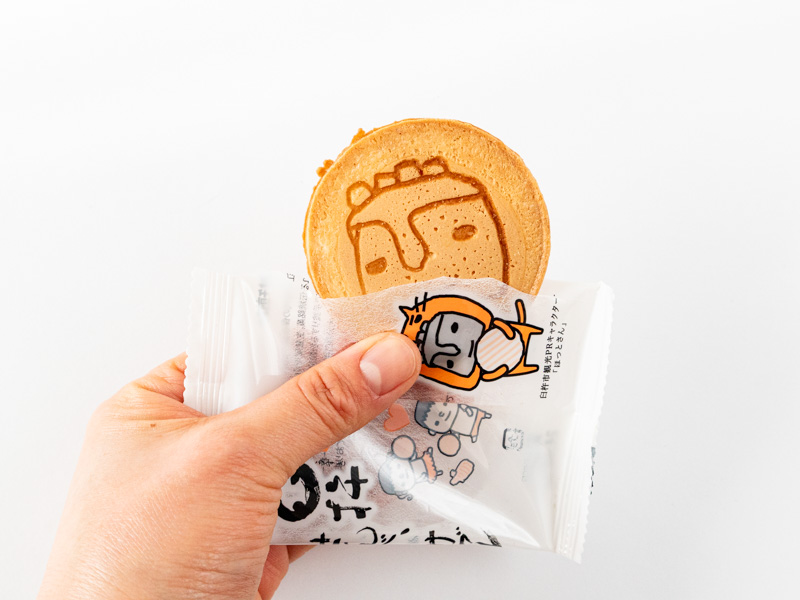 臼杵せんべいサブレ個包装を開けたところ