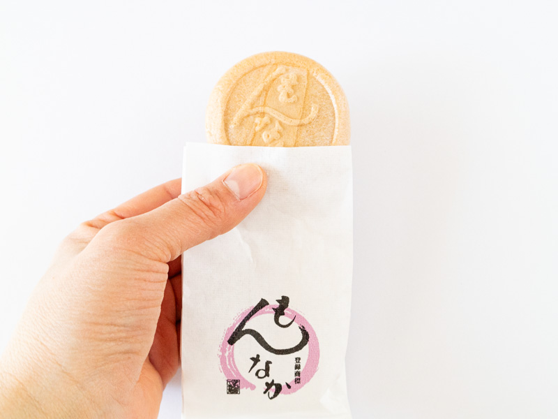 深川伊勢屋「もんなか」個包装から出すところ