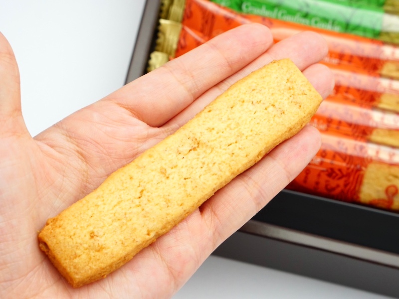 上野風月堂 ゴーフルクラッシュクッキー 手にのせたところ