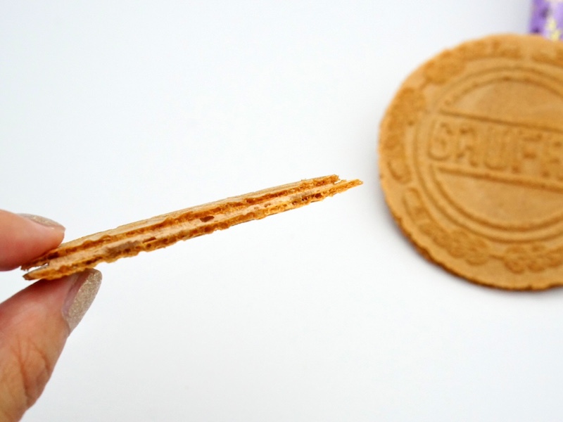 上野風月堂 プティゴーフル チョコレートを割ったところ