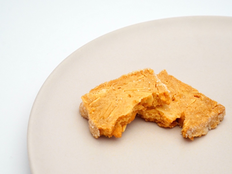 御菓子司 田ぐち 松の実焼 割ったところ