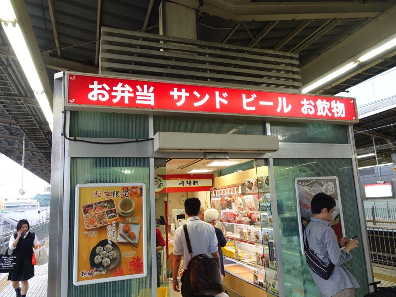 新横浜駅ホームの売店