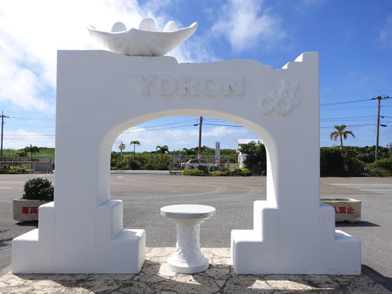 与論空港のモニュメント