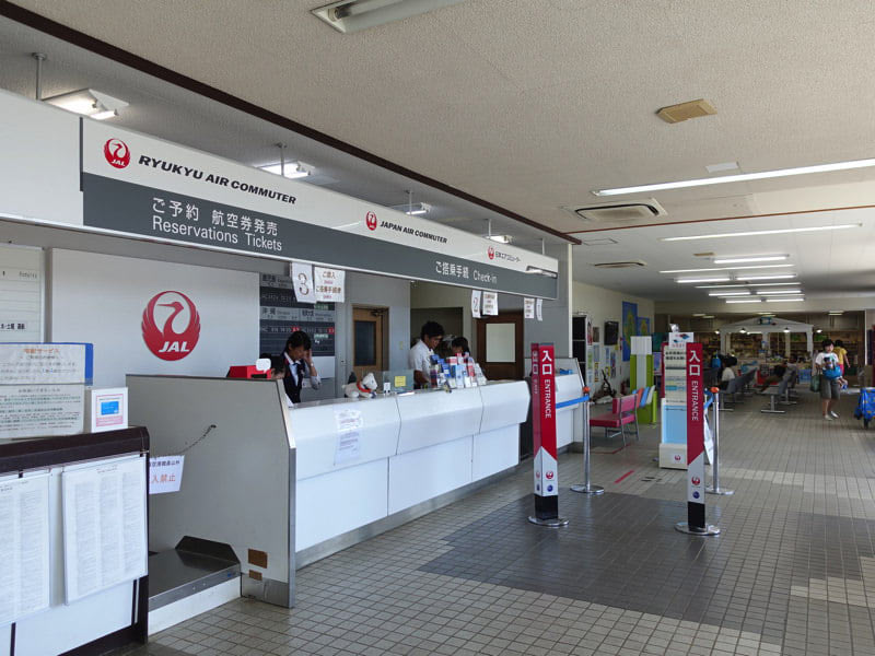 与論空港のJALカウンター