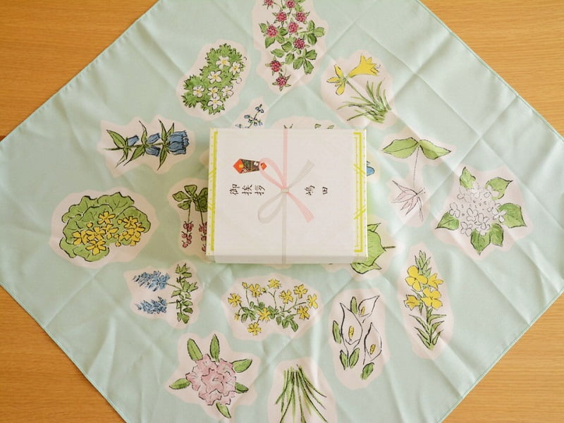 風呂敷 平包み 贈り物を真ん中に置く