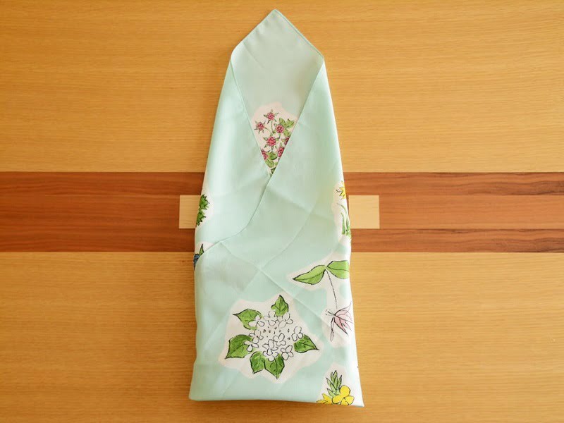 風呂敷 平包み 右側からかぶせる