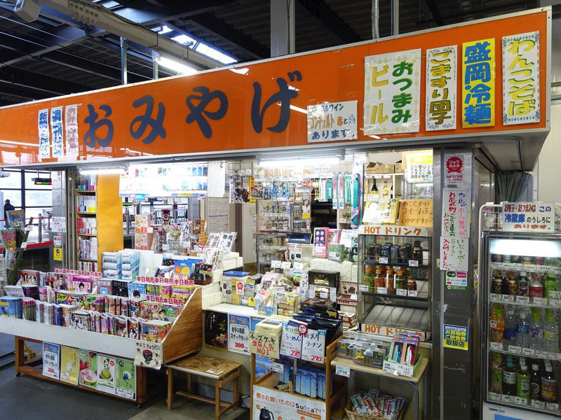 盛岡駅ホームのお土産コーナー