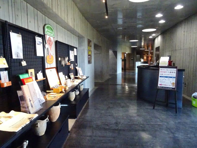 道の駅「縄文ロマンみなみかやべ」の縄文文化センターの入口